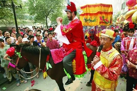看稀奇：美国新娘在中国举办中式婚礼