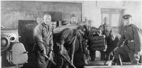 　1946年苏联士兵正在东北拆运机器回苏联