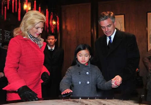 12月3日，美国驻华大使洪博培夫妇与中国女儿杨乐意在扬州个园游览 