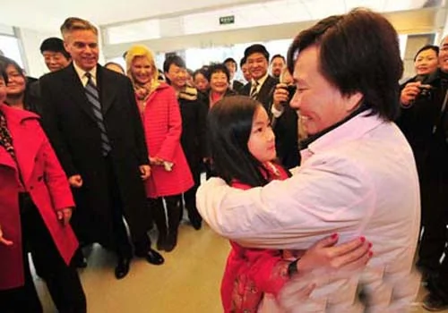 12月3日，楊樂意在揚州兒童福利院與保育員「媽媽」擁抱 