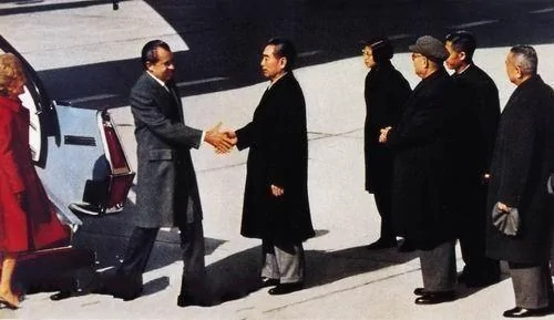 對比美聯社照片 周恩來與尼克遜握手照里誰曾被抹去？