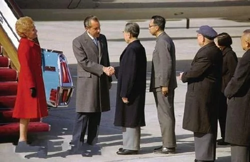 對比美聯社照片 周恩來與尼克遜握手照里誰曾被抹去？