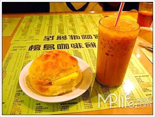 茶餐厅代表食品：冰奶茶及鲜菠萝油
