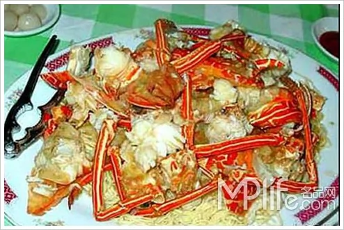 本地龙虾，伊面衬底，也是香港人惯常的吃法