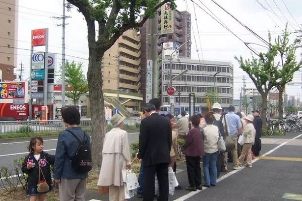 日本人的排队文化 令人叹为观止(图)