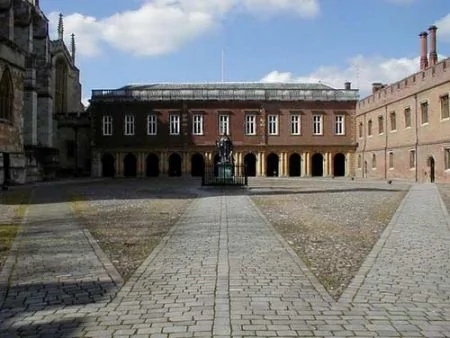 探秘：英国最著名的贵族学校