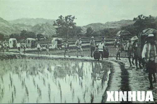 中方特工乔装“力夫”深入日军占领区（11月29日翻拍）。