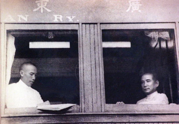 列車上的孫中山（右）與蔣介石（左）