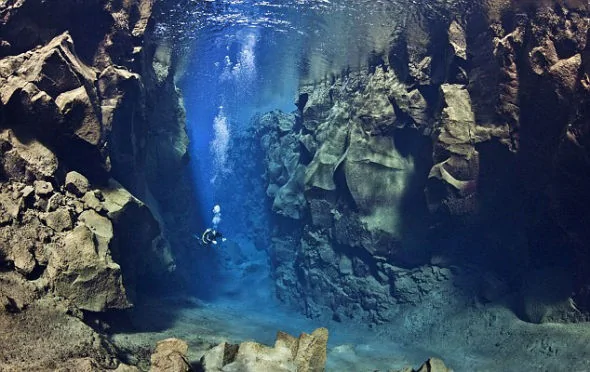 英攝影師拍攝兩大板塊分界線海底斷層美景 組圖