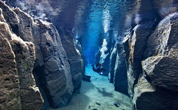 英摄影师拍摄两大板块分界线海底断层美景 组图