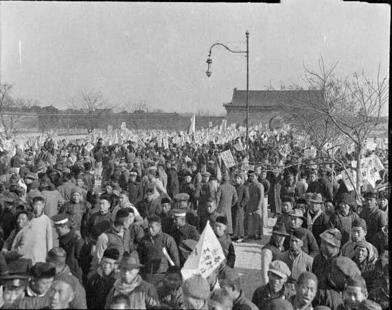 天安门前高举“同胞快醒” 1919年反日游行