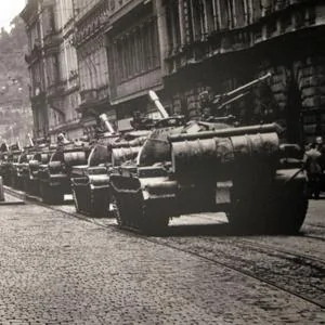 布拉格街头的苏军坦克
