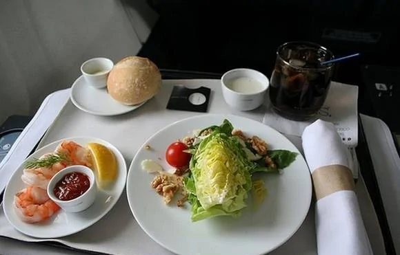 世界各航空公司头等舱的菜品啥样？
