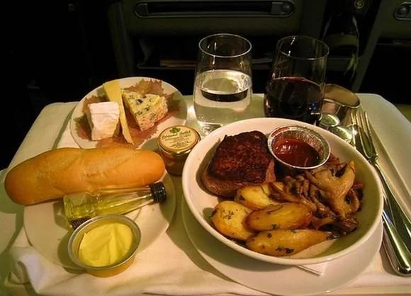 世界各航空公司頭等艙的菜品啥樣？