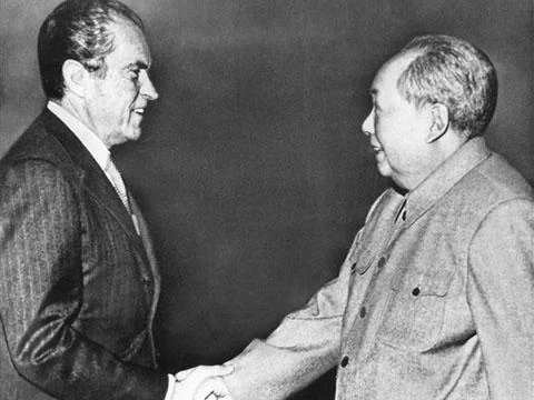 1972年尼克森在北京和毛澤東握手