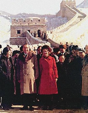 1972年尼克森夫婦遊覽長城，左側女士為章含之