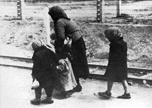 惨不忍睹的历史：实拍纳粹集中营里的女人 (组图)