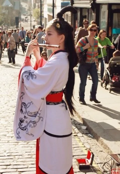 一個在英國街頭著漢服起舞吹笛的中國女子
