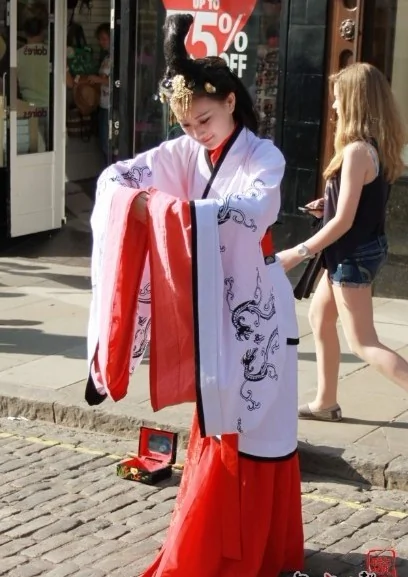 一個在英國街頭著漢服起舞吹笛的中國女子