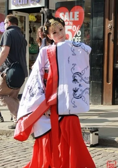 一个在英国街头着汉服起舞吹笛的中国女子