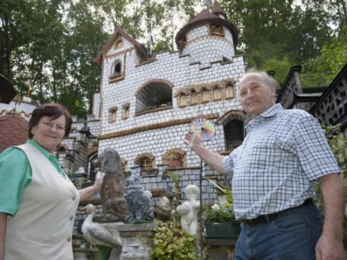 德国夫妇花费5万欧自家花园建成童话城堡 耗时37年(组图)