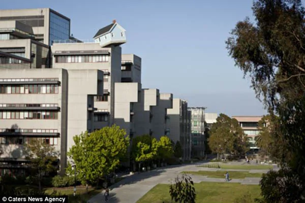 很詭異！美國加州大學樓頂矗立懸空傾斜小屋(組圖)