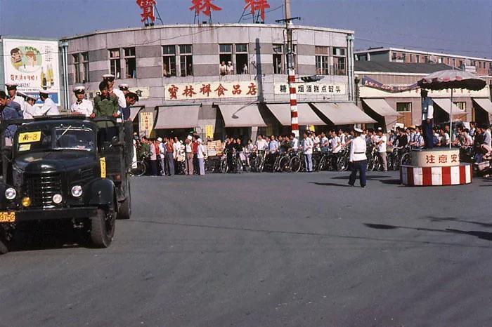 老照片：1983年天津治安“严打” 游街示众