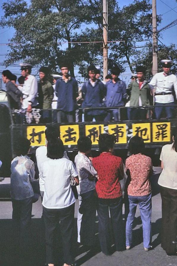 老照片：1983年天津治安“严打” 游街示众