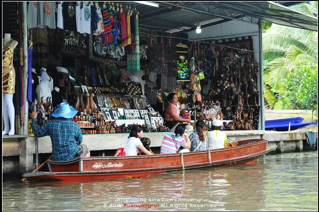 实拍：曼谷热闹的船上集市