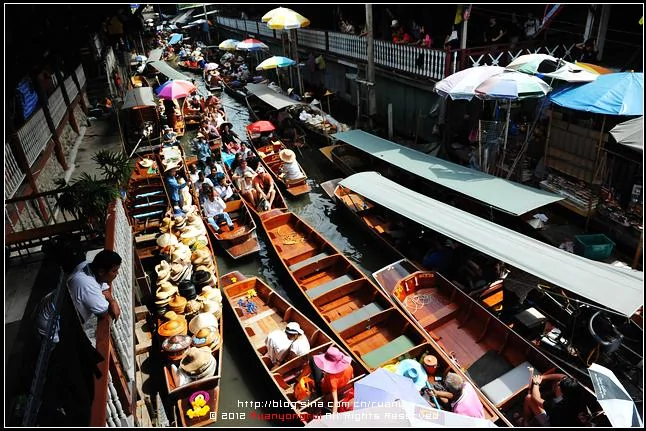 实拍：曼谷热闹的船上集市