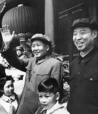 1954年10月1日，毛泽东、彭真等在天安门城楼上检阅游行队伍