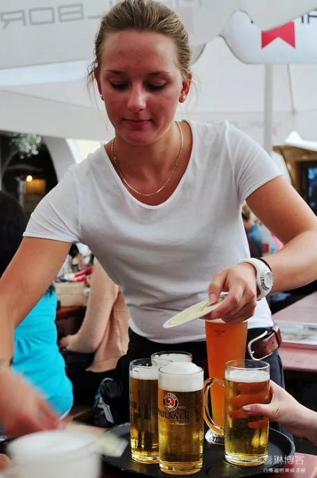在德国，就是要大口吃肉大口喝酒