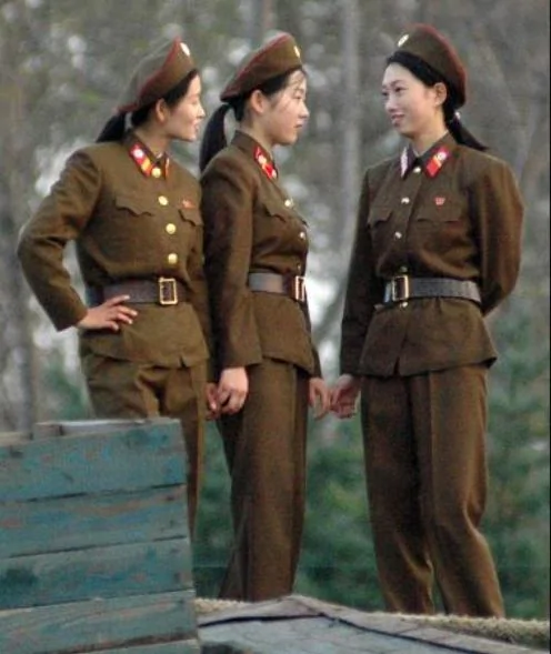 路透社:鸭绿江边拍摄的朝鲜女兵