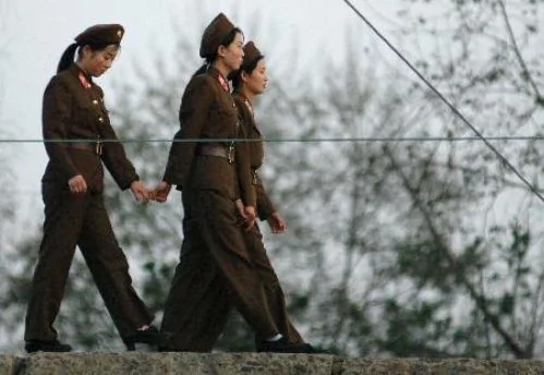 路透社:鴨綠江邊拍攝的朝鮮女兵