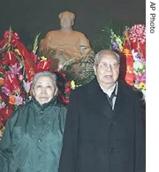 華國鋒夫婦2006年在毛澤東紀念堂
