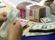 数人民币和美元钞票是中国贪官最辛苦、但又乐此不疲的“工作”
