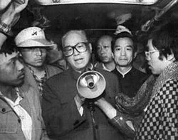 六四事件前趙紫陽在天安門廣場上與大學生們見面，後右二為現任中華人民共和國國務院總理溫家寶，時任中共中央辦公廳主任。