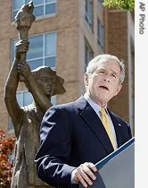 布什在纪念碑落成典礼上讲话