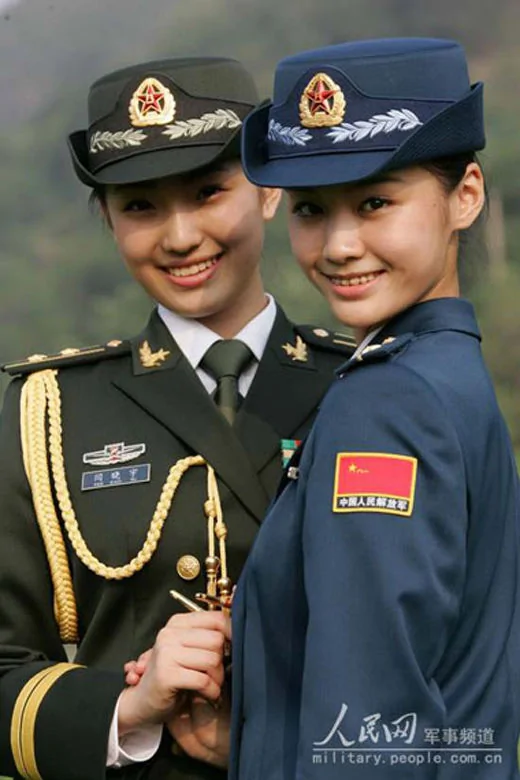 07式军服系列第一次将女军人的大檐帽改为卷檐帽