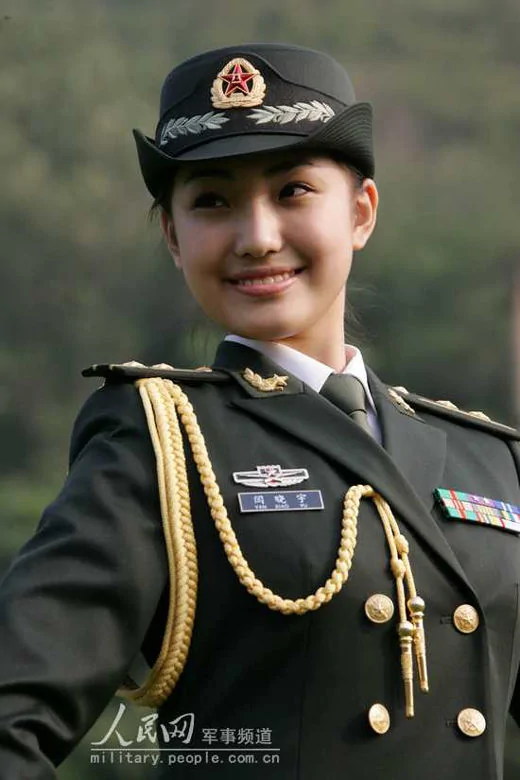 着07式礼服的陆军女军官