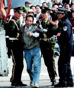 50岁男子天安门广场大喊“国家腐败” 