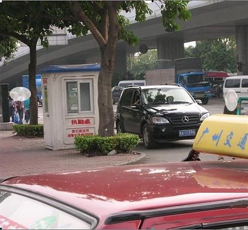 “广外”周末实拍大学门前“周末二奶”接送车 