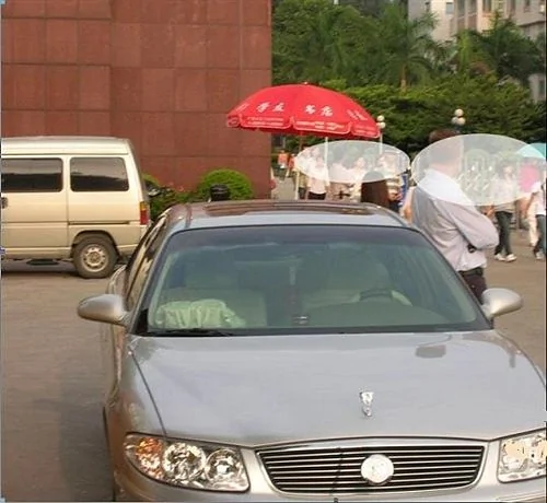 “广外”周末实拍大学门前“周末二奶”接送车 