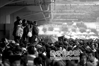 　火車站對面的內環道高架橋下,聚滿了大量滯留的旅客。本報記者范舟波方謙華鍾銳鈞盧漢欣陳輝韓濤攝