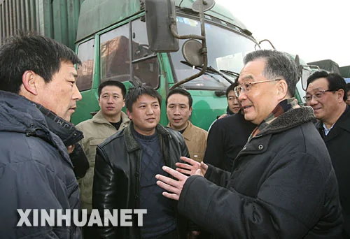 这是温家宝总理在京石高速公路河北涿州服务区与货车司机交谈。 