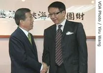 谢长廷(左)会晤海基会董事长洪奇昌