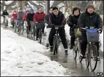 南京市民在雪中騎車