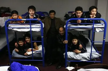 18名中国杂技演员住进避难所 