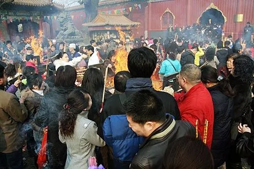 京城燒香也瘋狂——正月十五雍和宮上香的震撼場面 
