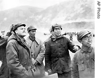 1946年的毛澤東(右二)說要實行民主